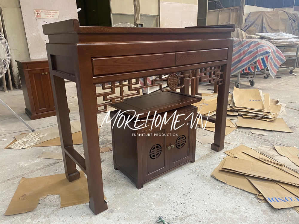 .
Những đường nét chạm khắc tỉ mỉ của bàn thờ gỗ tự nhiên đã biểu lộ ý nghĩa phong thủy, thể hiện lòng biết ơn và thành kính của chúng ta đối với tổ tiên.