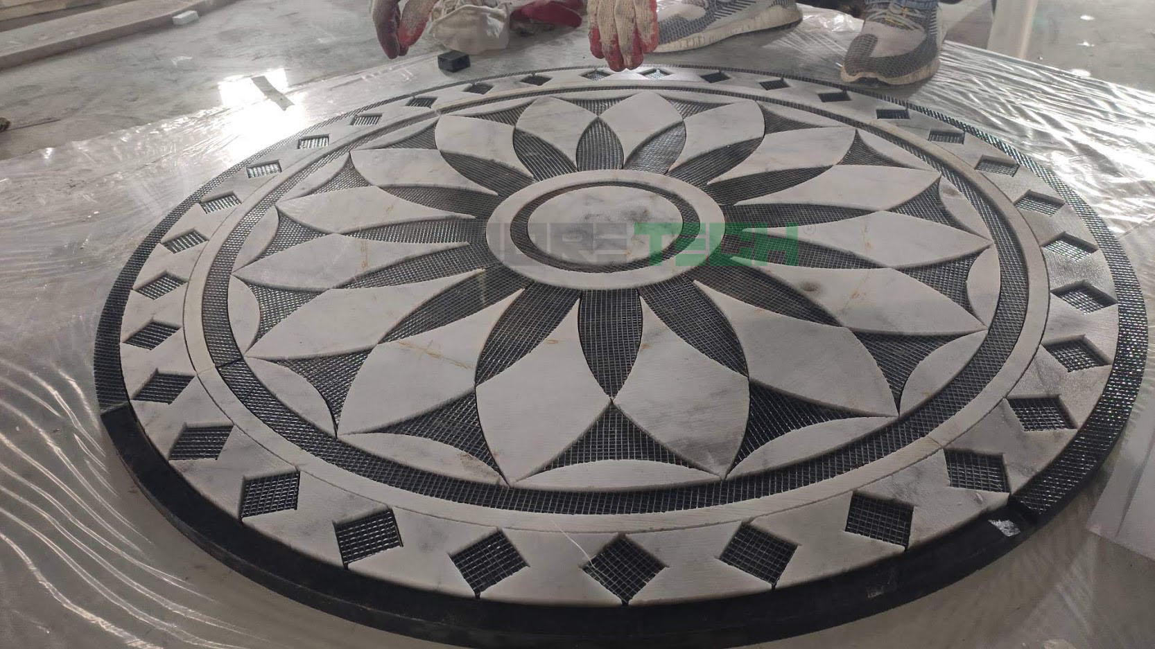 Ứng dụng công nghệ Waterjet vào cắt thủy tinh và gạch gốm Ứng dụng công nghệ Waterjet vào cắt thủy tinh và gạch gốm