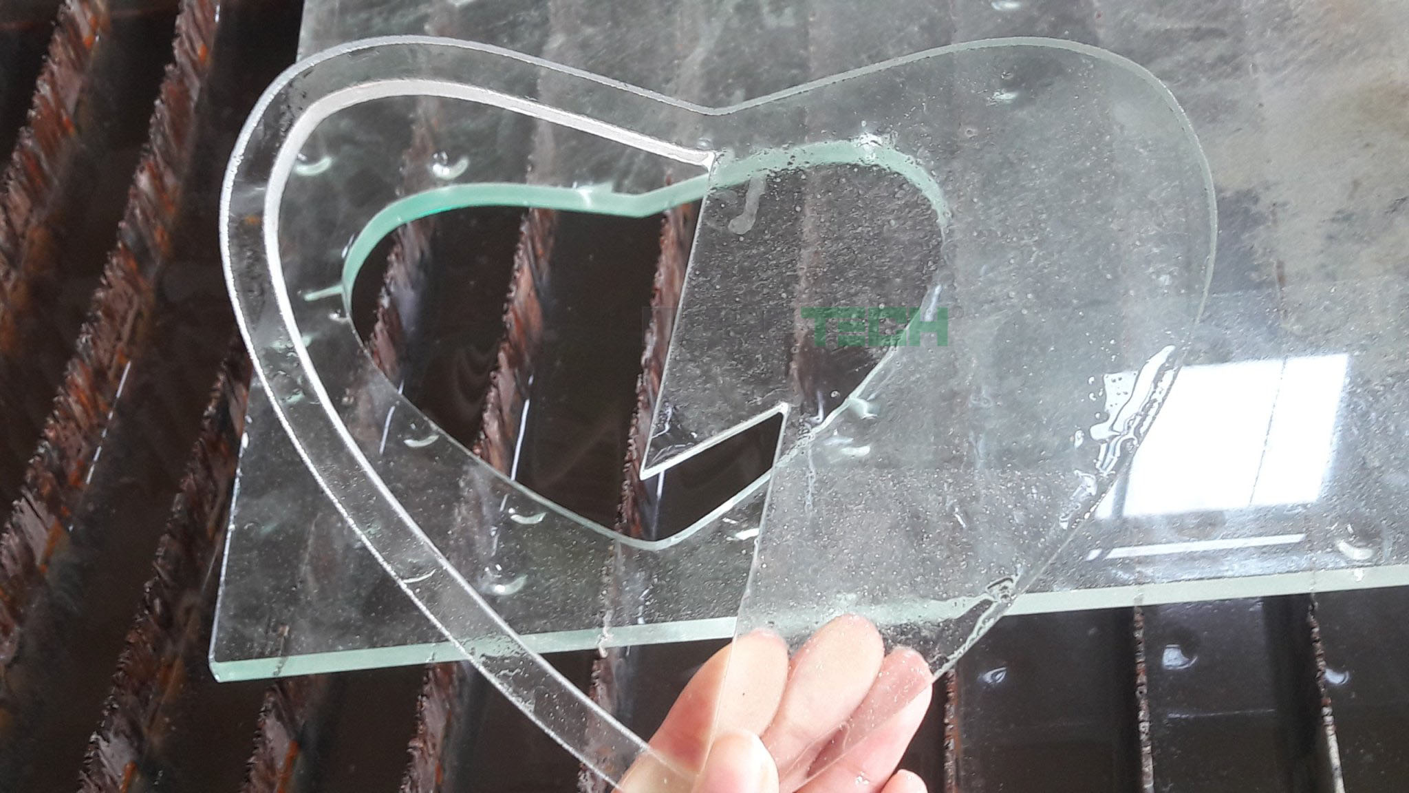 Ứng dụng công nghệ Waterjet vào cắt thủy tinh và gạch gốm Ứng dụng công nghệ Waterjet vào cắt thủy tinh và gạch gốm