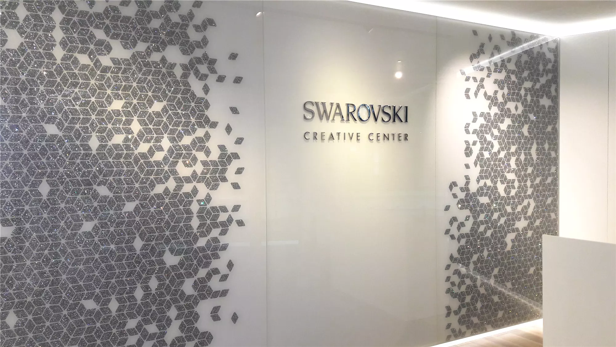 Ứng dụng công nghệ cắt tia nước: Cắt vật liệu trang trí Showroom Swarovski Ứng dụng công nghệ cắt tia nước: Cắt vật liệu trang trí Showroom Swarovski