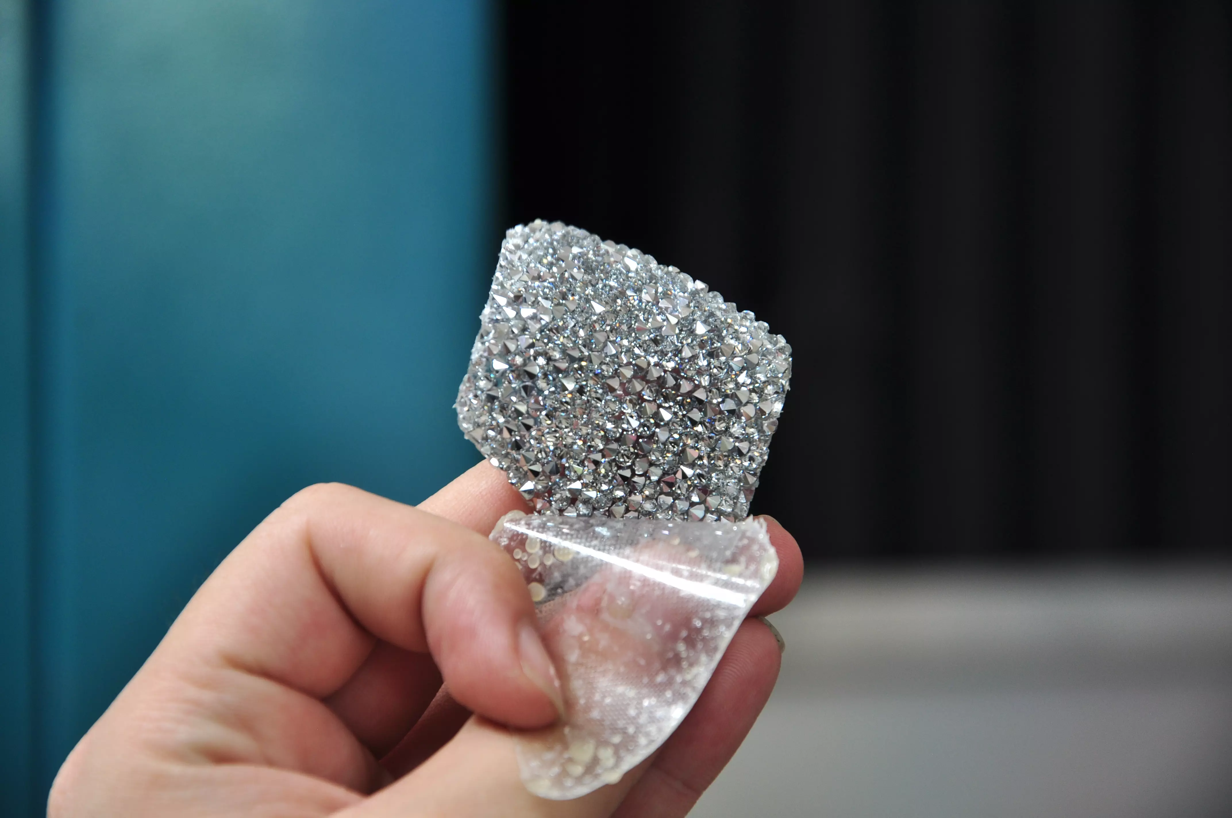 Ứng dụng công nghệ cắt tia nước: Cắt vật liệu trang trí Showroom Swarovski Ứng dụng công nghệ cắt tia nước: Cắt vật liệu trang trí Showroom Swarovski