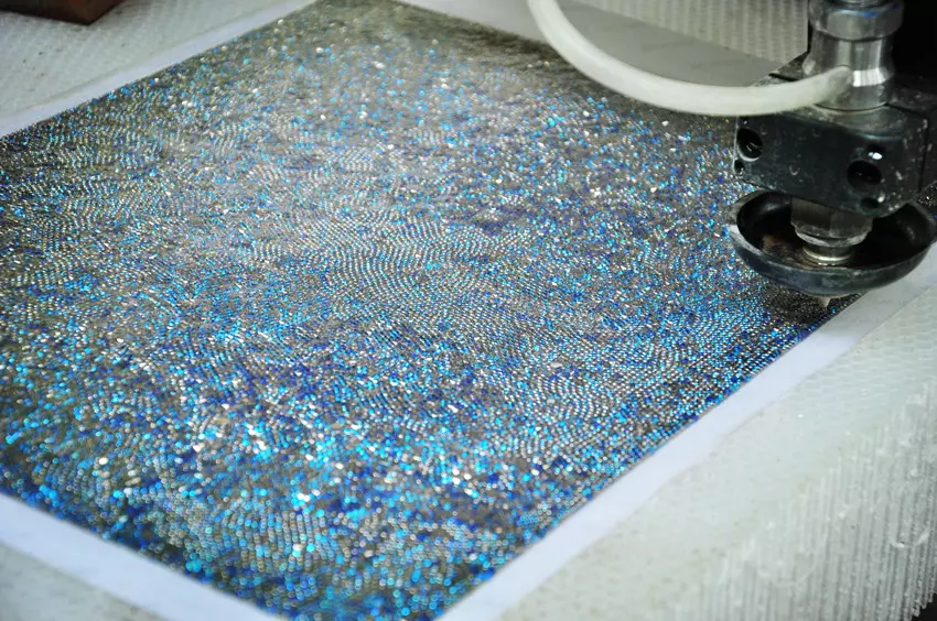 Ứng dụng công nghệ cắt tia nước: Cắt vật liệu trang trí Showroom Swarovski Ứng dụng công nghệ cắt tia nước: Cắt vật liệu trang trí Showroom Swarovski