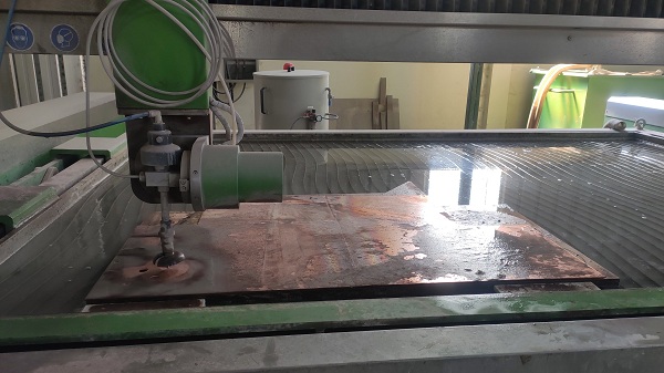 Kiểm soát tốc độ cắt vật liệu của máy cắt tia nước